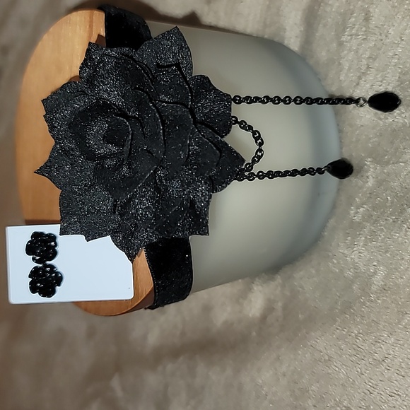 Rose Choker & Rose Stud Earrings - Picture 6 of 8